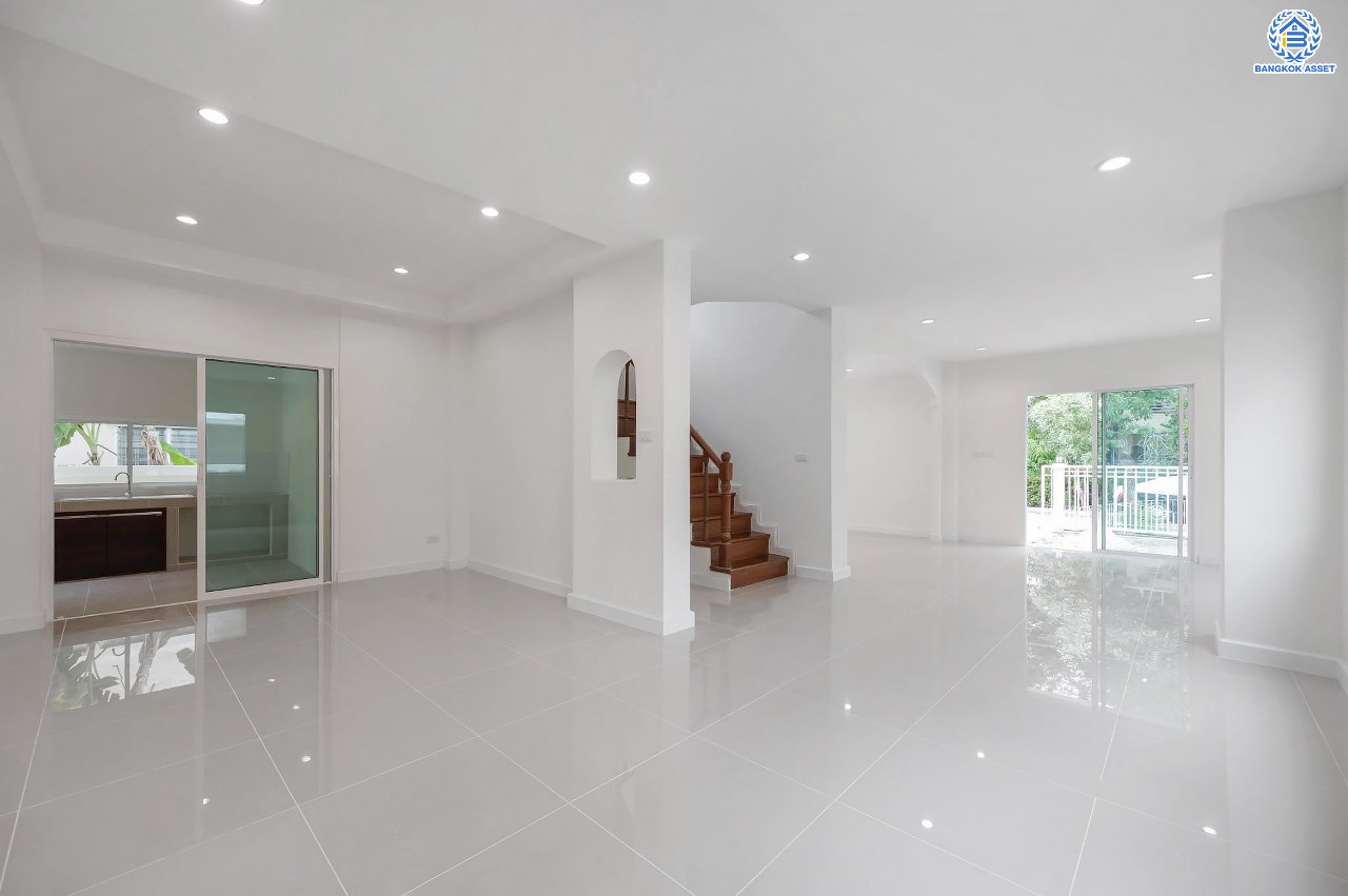 บ้านมือสองตกแต่งใหม่ โครงการ มณีรินทร์ เลคแอนด์พาร์ค ราชพฤกษ์-ติวานนท์ เนื้อที่ 64.1 ตร.ว. ฟังก์ชัน 4 ห้องนอน 3 ห้องน้ำ 1 ห้องอเนกประสงค์ จอดรถได้ 2 คัน บรรยากาศเงียบสงบเป็นส่วนตัว สิ่งอำนวยความสะดวกมากมาย บนทำเลติดถนนใหญ่ เชื่อมต่อถนนราชพฤกษ์ ใกล้จุดขึ้นทางด่วน "ศรีสมาน"...